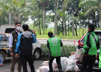 Hengky Distribusikan Bantuan Bagi Ojol dan Tenaga Medis