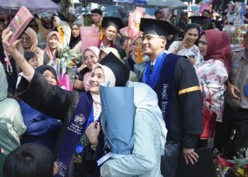Raih Gelar Sarjana, Hengky Kurniawan: Tidak Ada Kata Terlambat untuk Mencari Ilmu