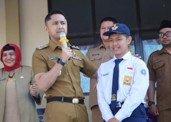 Hengky Kurniawan Siap Gulirkan Program Seragam Gratis bagi Siswa Sekolah di Bandung Barat